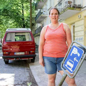 Sabine K. aus dem Luruper Weg ärgert sich über die Art und Weise, wie die Stadt gegen das Querparken vorgegangen ist.