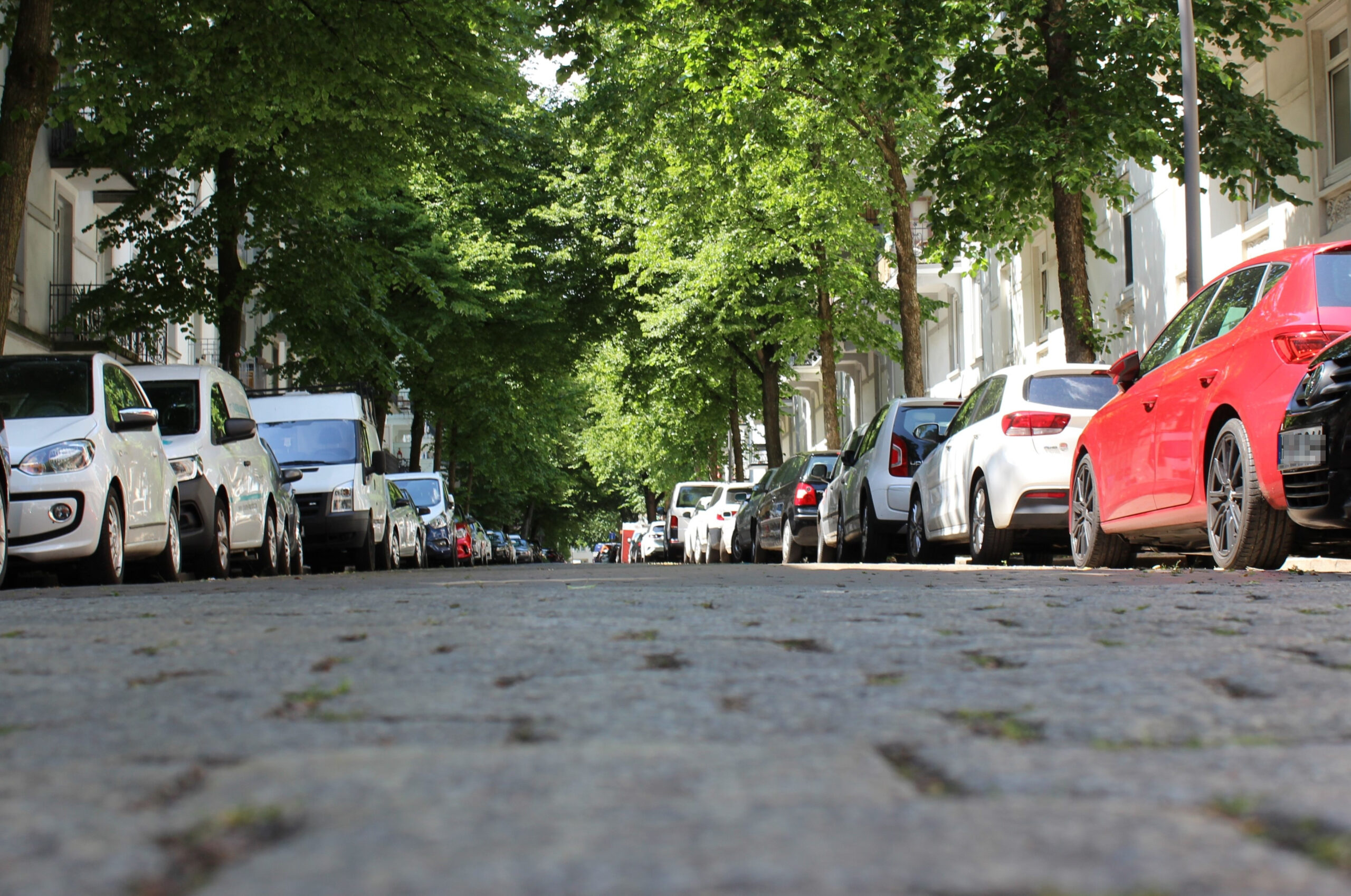 Wer am Luruper Weg sein Auto quer zur Straße parkt, muss mit einem Strafzettel rechnen.