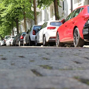 Wer am Luruper Weg sein Auto quer zur Straße parkt, muss mit einem Strafzettel rechnen.