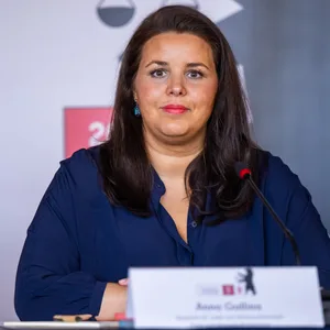 Anna Gallina auf einer Pressekonferenz.