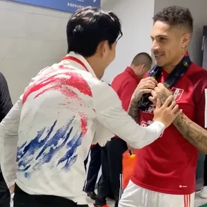 Heung-min Son und Paolo Guerrero im Gepräch