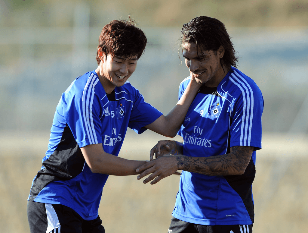 Heung-min Son und Paolo Guerrero scherzen im HSV-Training