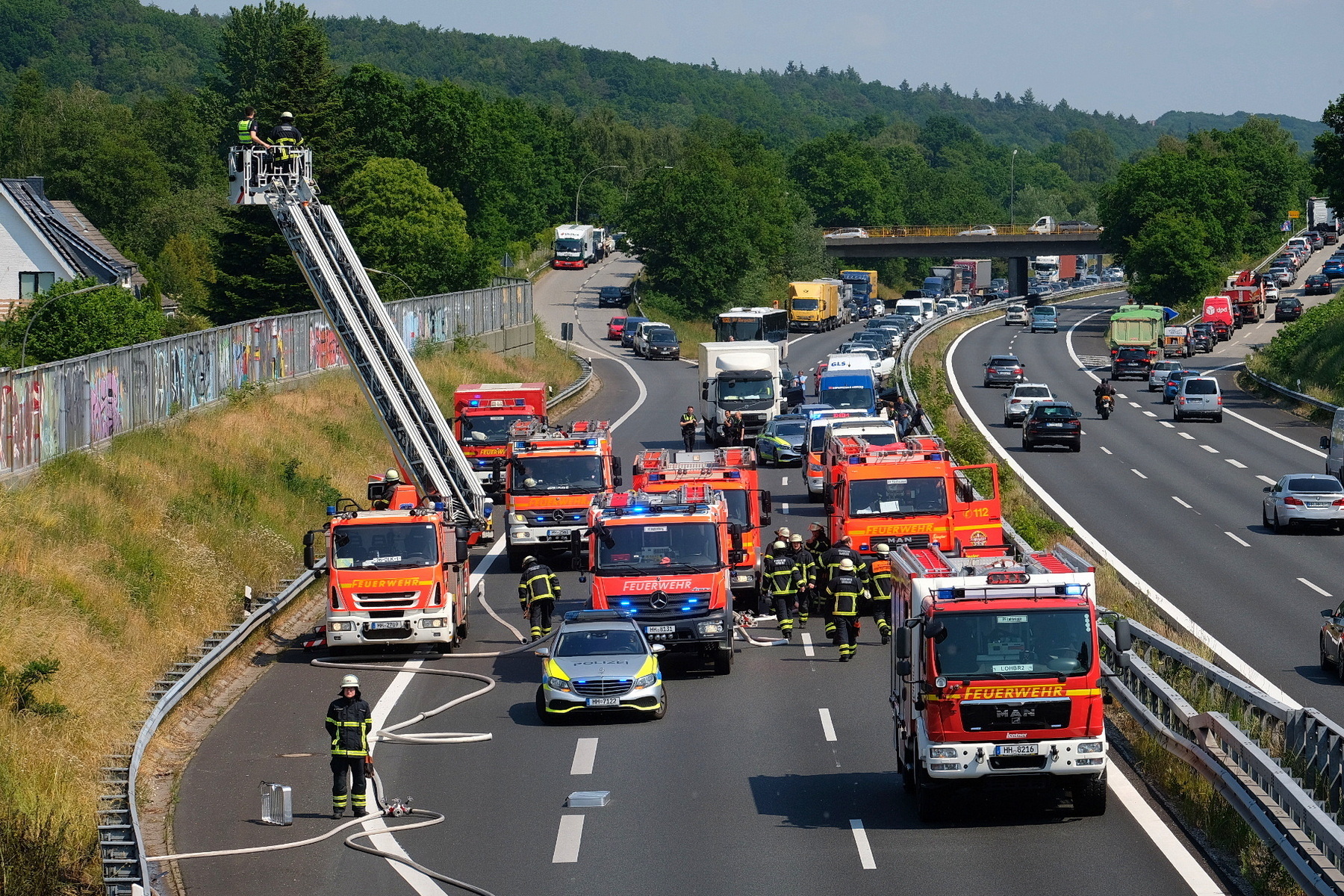 Feuerwehr sperrt Autobahn