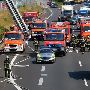 Feuerwehr sperrt Autobahn