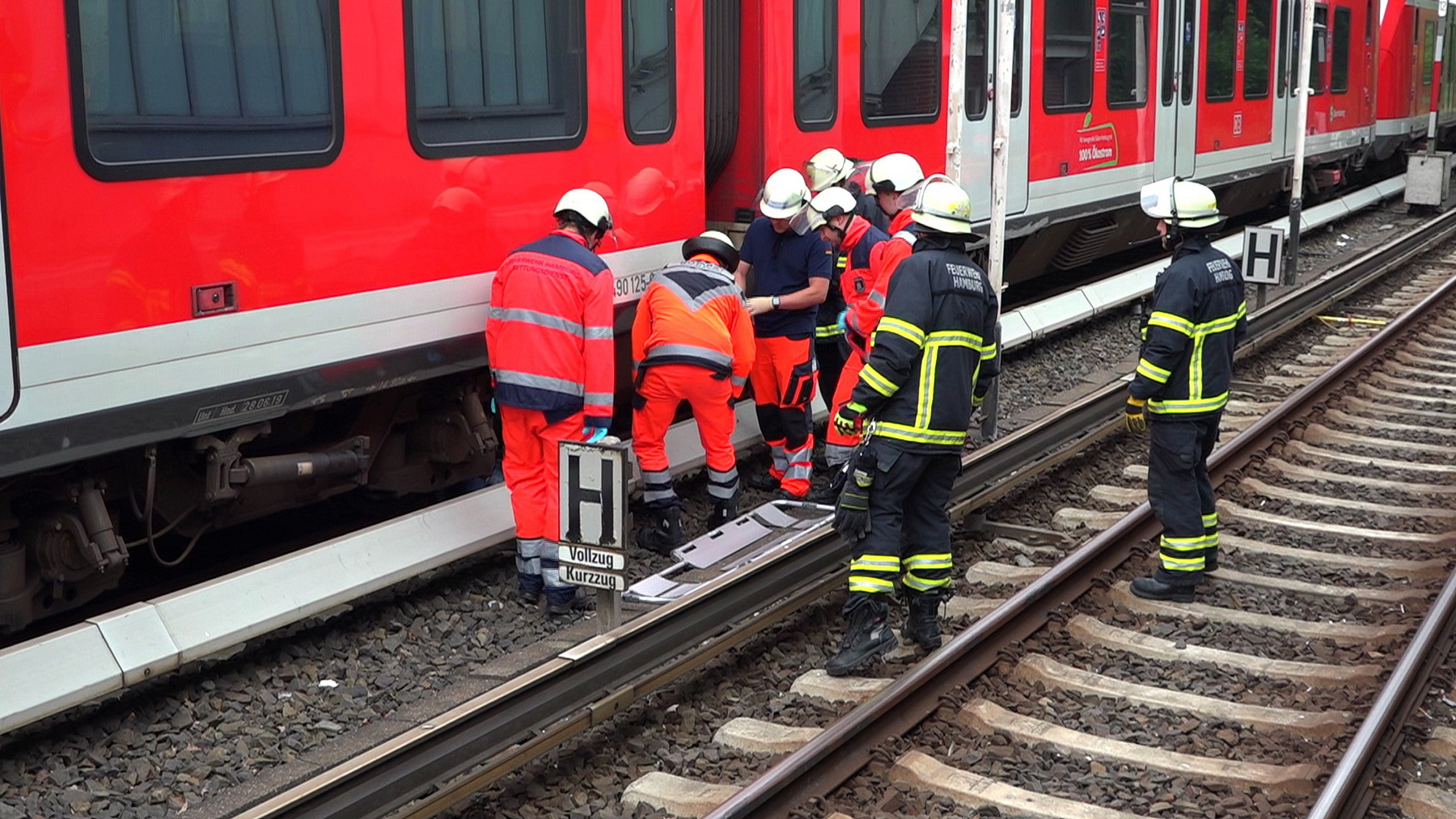 Mann zwischen Bahn und Schienen eingeklemmt Hamburg