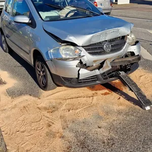 Eins der am Unfall beteiligten Autos. Es wurde stark an der Front beschädigt.