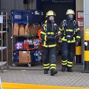 Feuerwehrkräfte am Einsatzort in Eidelstedt.