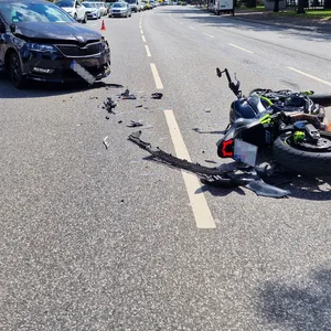 Ein Motorradfahrer wurde am Freitagnachmittag bei einem Frontalzusammenstoß auf der Kieler Straße verletzt.