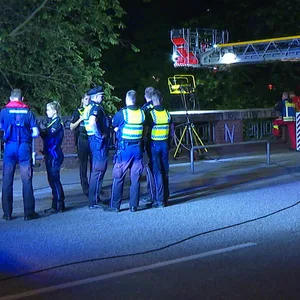 Einsatzkräfte auf der Suche nach einem vermissten Rennradfahrer. Die Sorge war groß, dass er nach einem Unfall in den Osterbekkanal gestürzt war.