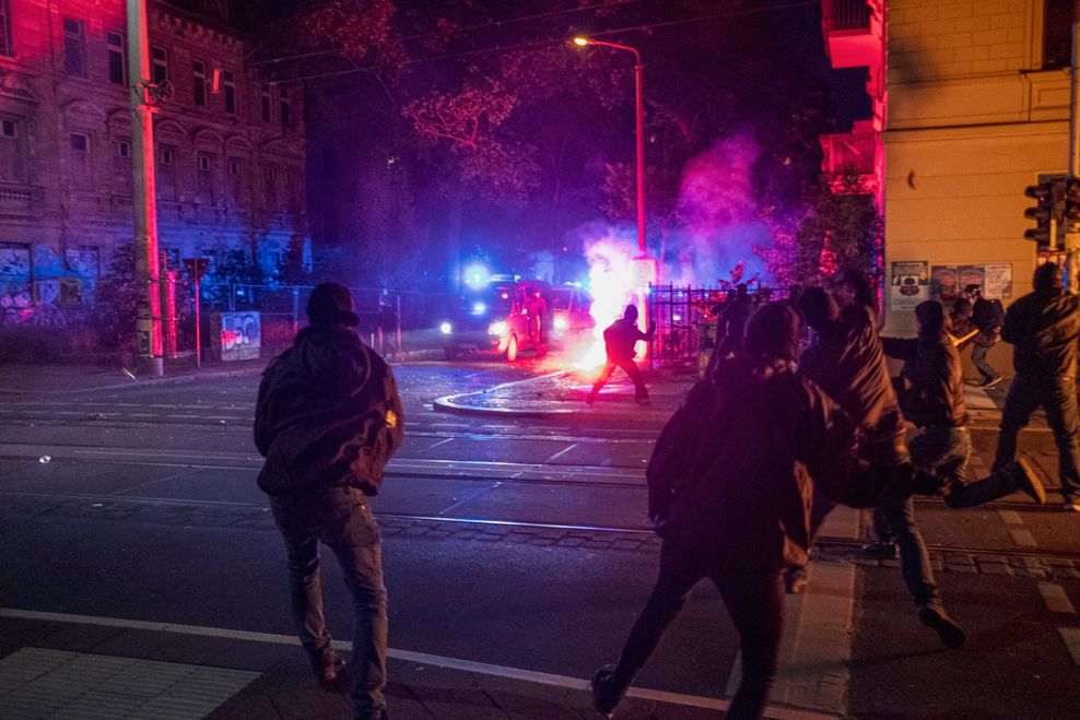 Brennende Barrikaden, Demonstranten bewerfen Polizisten: In Connewitz eskalierten die Krawalle.