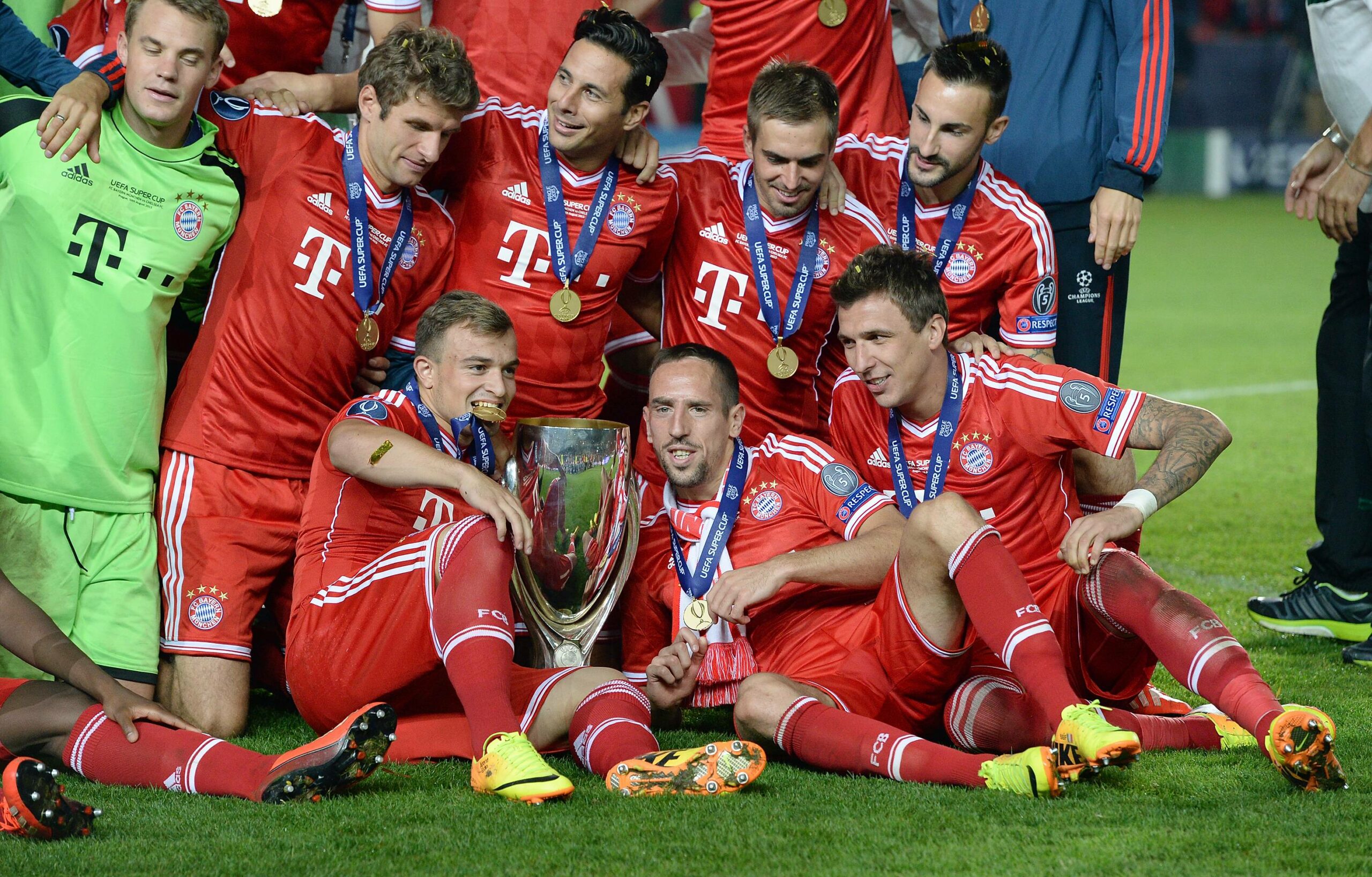 Der FC Bayern mit Spieler Diego Contento feiert den Sieg des UEFA-Super-Cups.