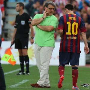 Gerardo Martino gibt Lionel Messi Anweisungen zu Barcelona-Zeiten.