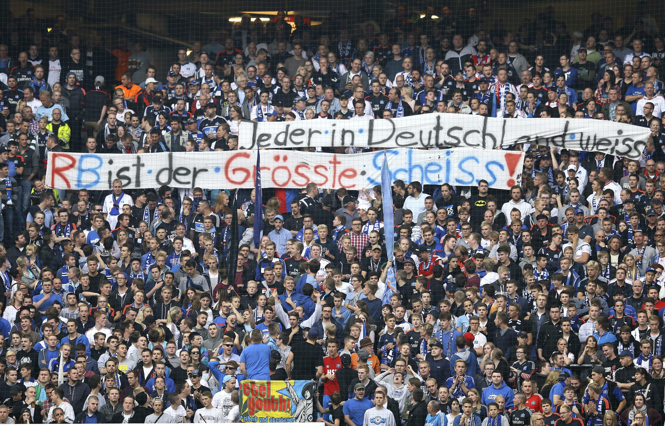 HSV-Fans bringen per Banner ihre Ablehnung gegen RB zum Ausdruck