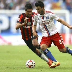 Ex-HSV-Profi Arslan im Zweikampf gegen Frankfurt