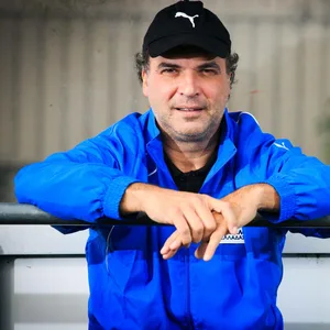 Stephane Demol mit blauer Jacke und schwarzer Cap.