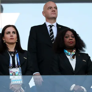 Gianni Infantino steht hinter Fatma Samoura auf der Tribüne.