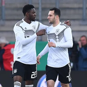 Jordan Torunarigha und Levin Öztunali umarmen sich