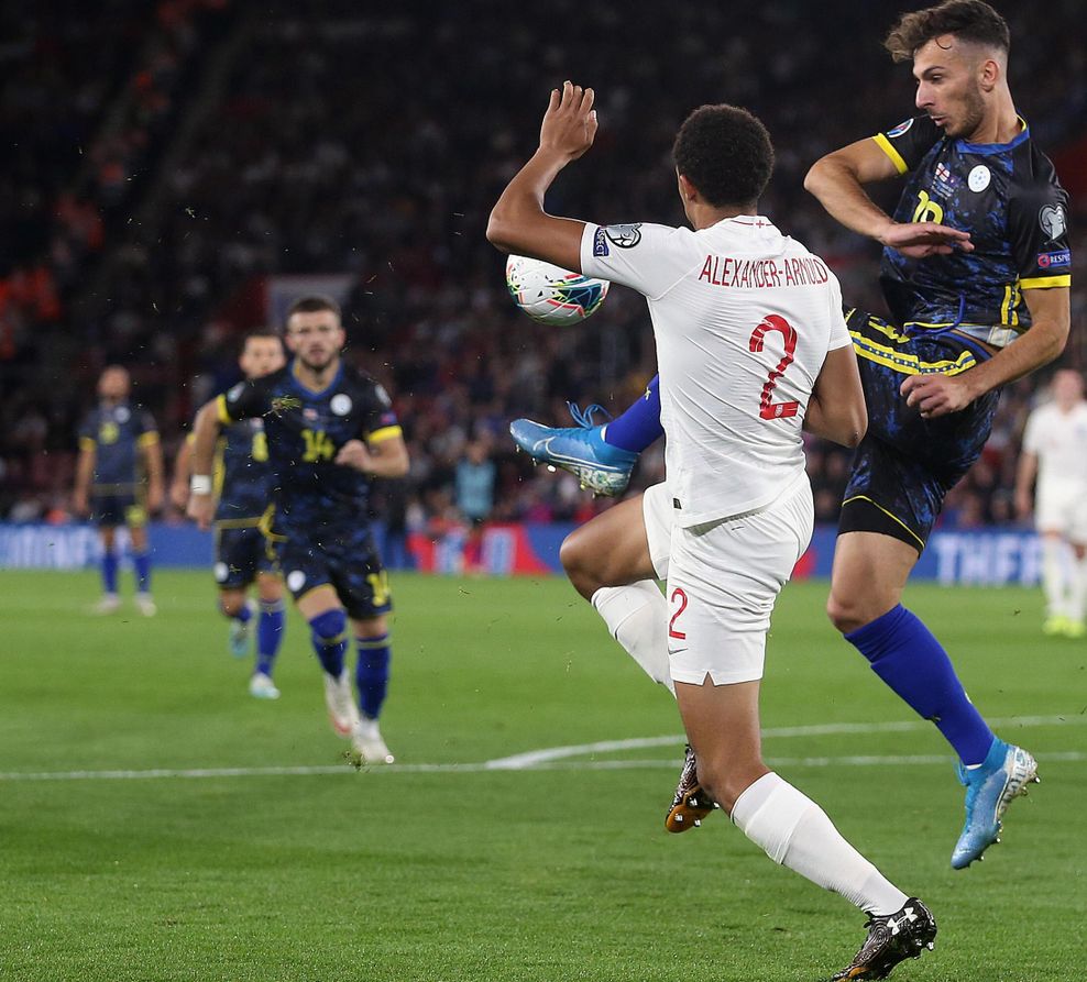 Leart Paqarada und Betim Fazliji im Länderspiel des Kosovo gegen England.