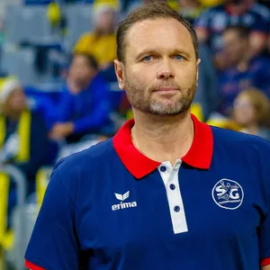 Lars Christiansen schaut in die Kamera