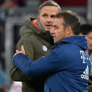 Dieter Hamann mit dem damaligen Trainer des FC Bayern München Hansi Flick in der Allianz Arena
