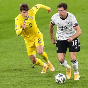 Eduard Sobol im Zweikampf mit Leon Goretzka