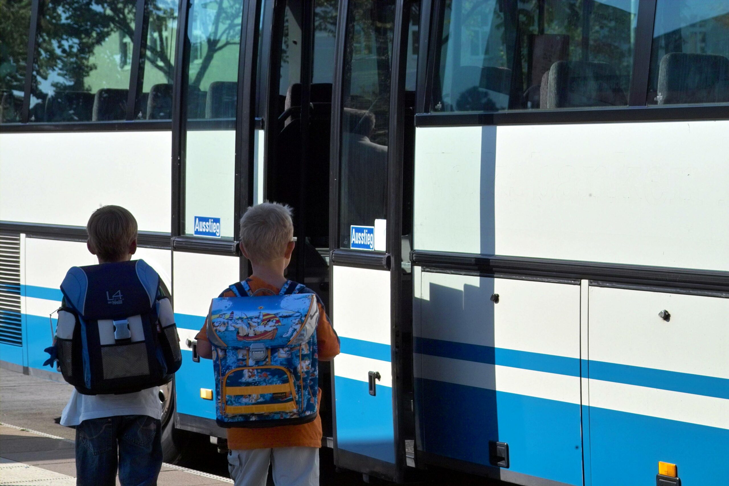Zwei Kinder vor einem Bus