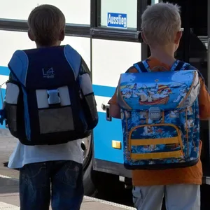Zwei Kinder vor einem Bus