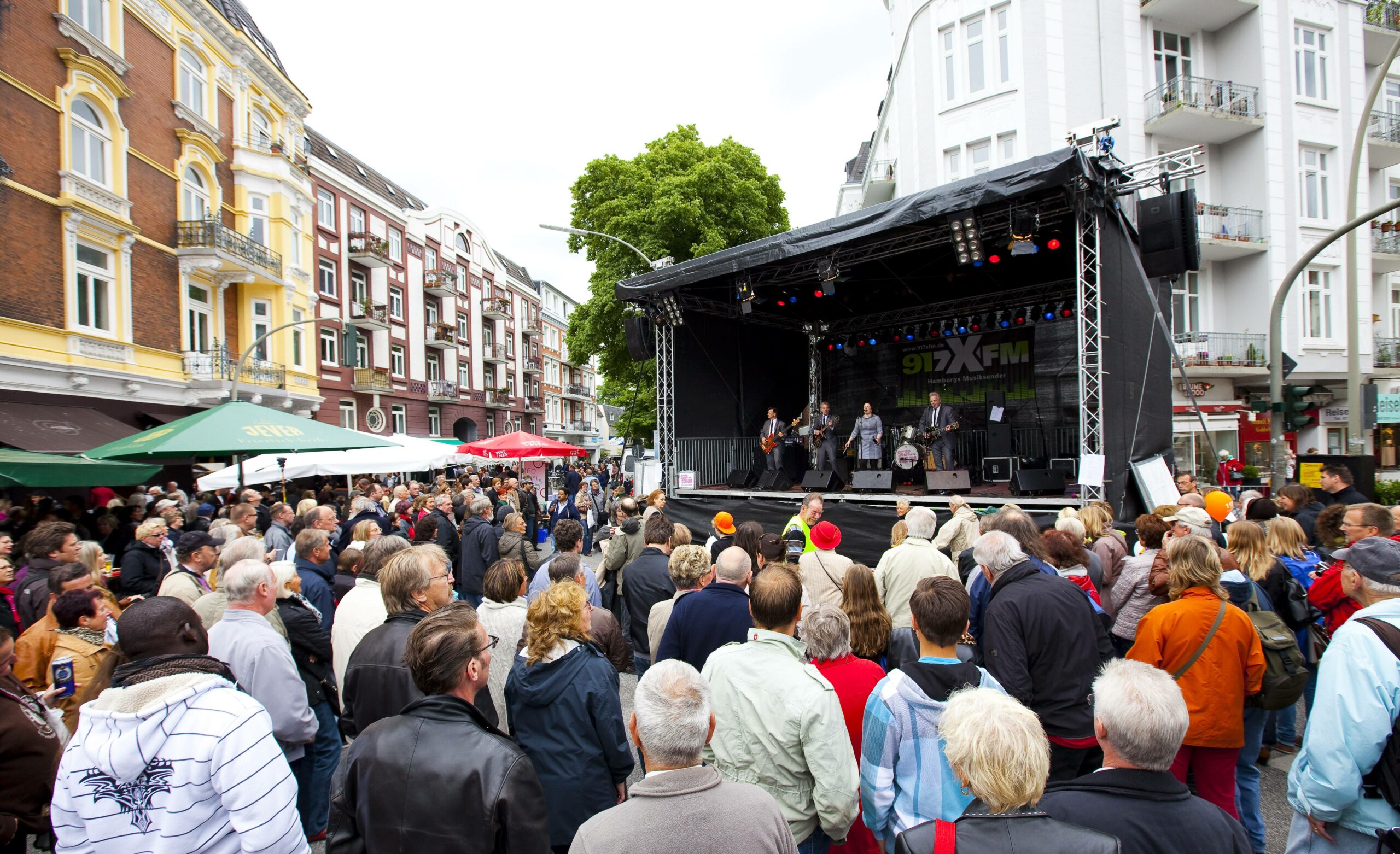 Live-Musik, Kinderprogramm und ein Flohmarkt locken ab Samstag auf das 40. Eppendorfer Landstraßenfest. (Archivbild)