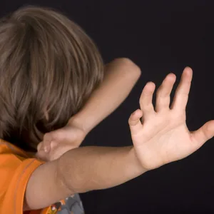 Kind hält Hände über dem Kopf