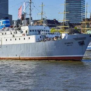 MS Stubnitz beim Einlaufen in den Hafen