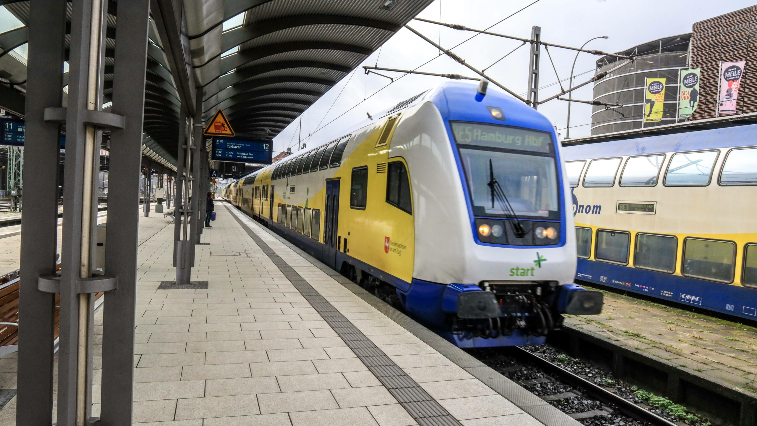 Ein Regionalzug des Unternehmens Start Unterelbe steht am Hamburger Hauptbahnhof. (Symbolbild)