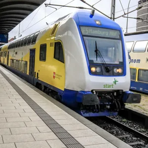 Ein Regionalzug des Unternehmens Start Unterelbe steht am Hamburger Hauptbahnhof. (Symbolbild)