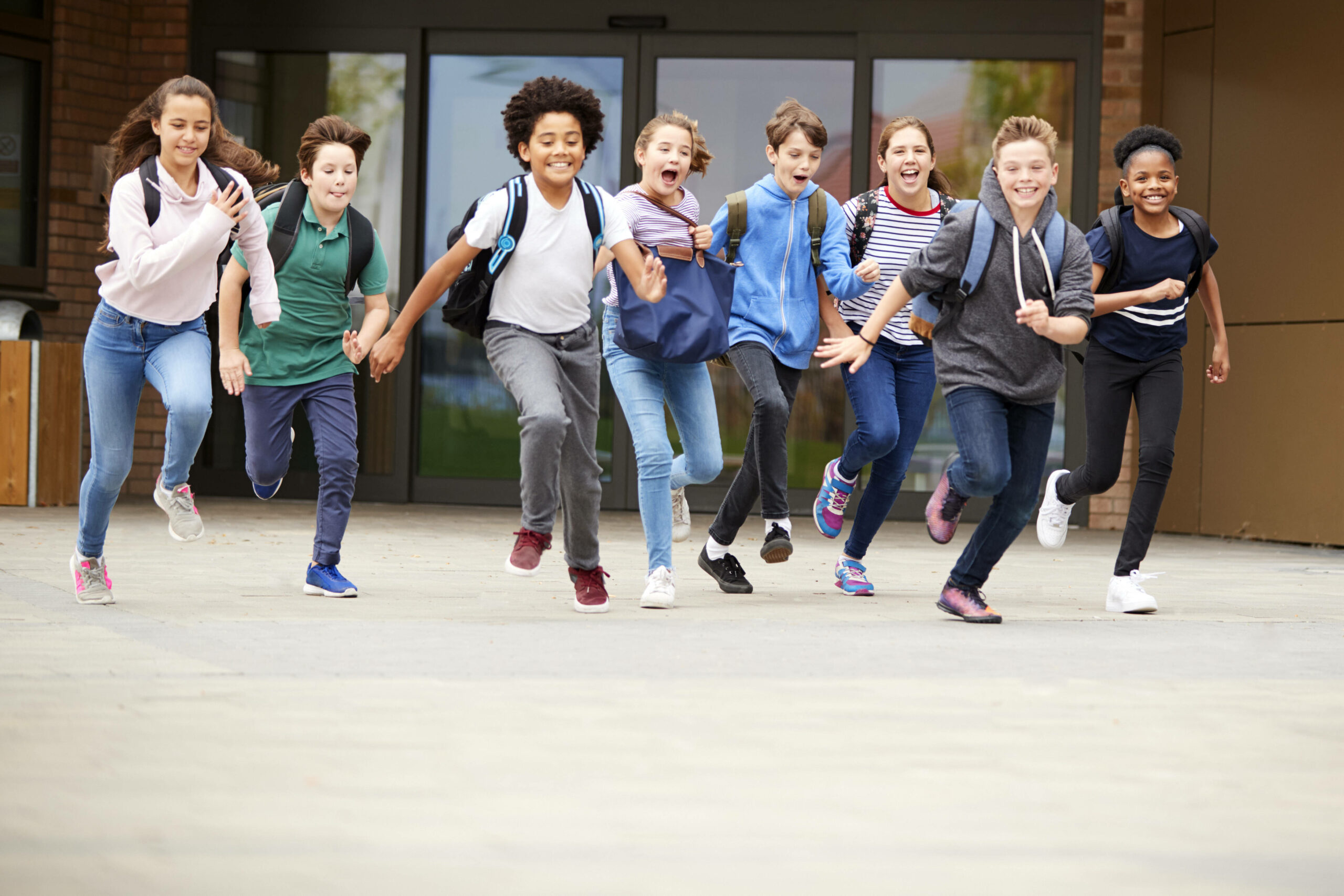 Schulkinder rennen nach Schulschluss in den Nachmittag. (Symbolbild)