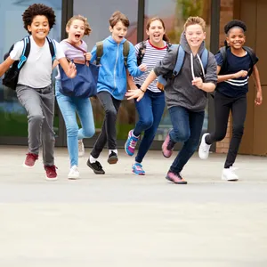 Schulkinder rennen nach Schulschluss in den Nachmittag. (Symbolbild)