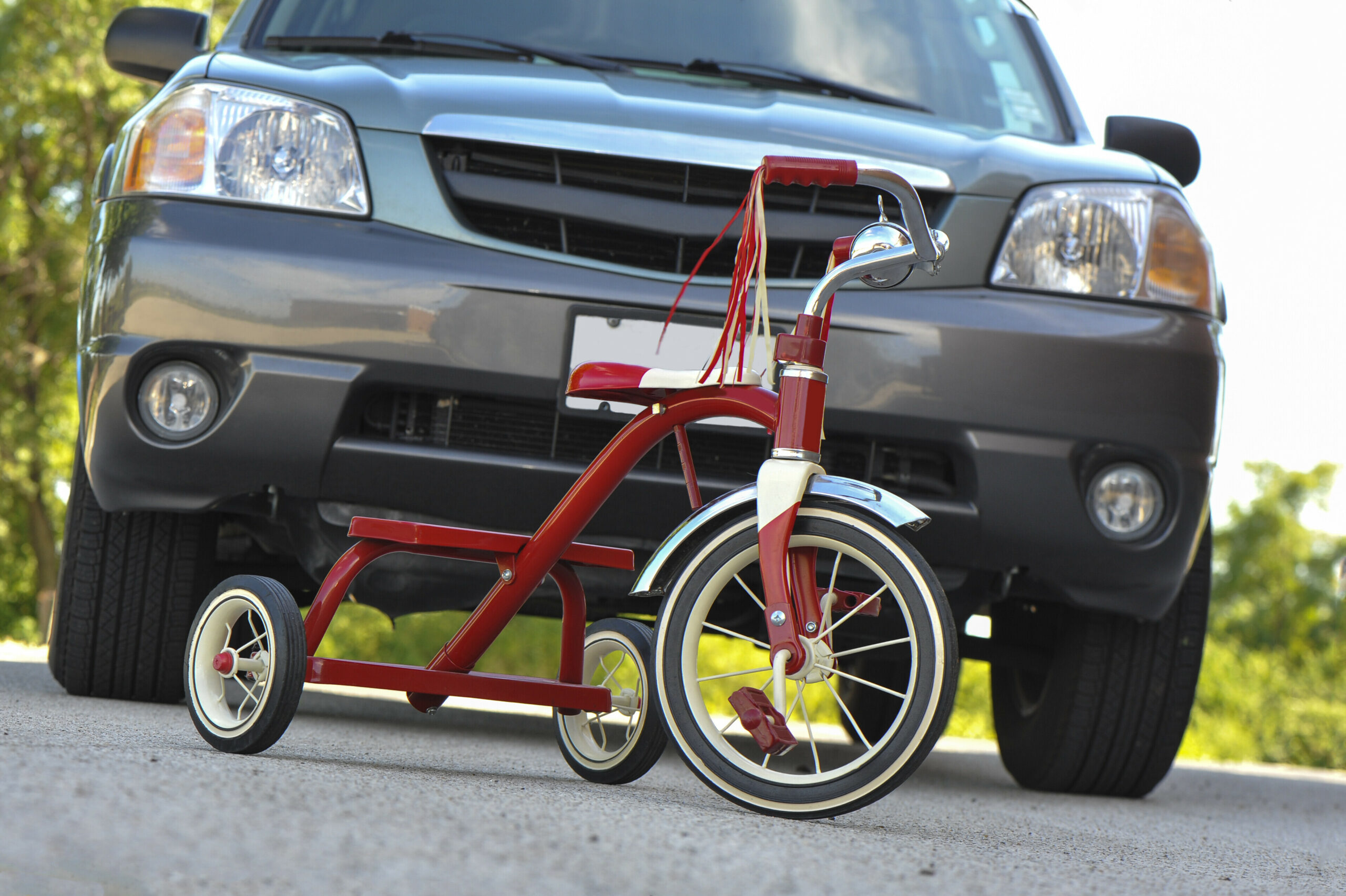 Symbolbild eines SUV und einem Dreirad.
