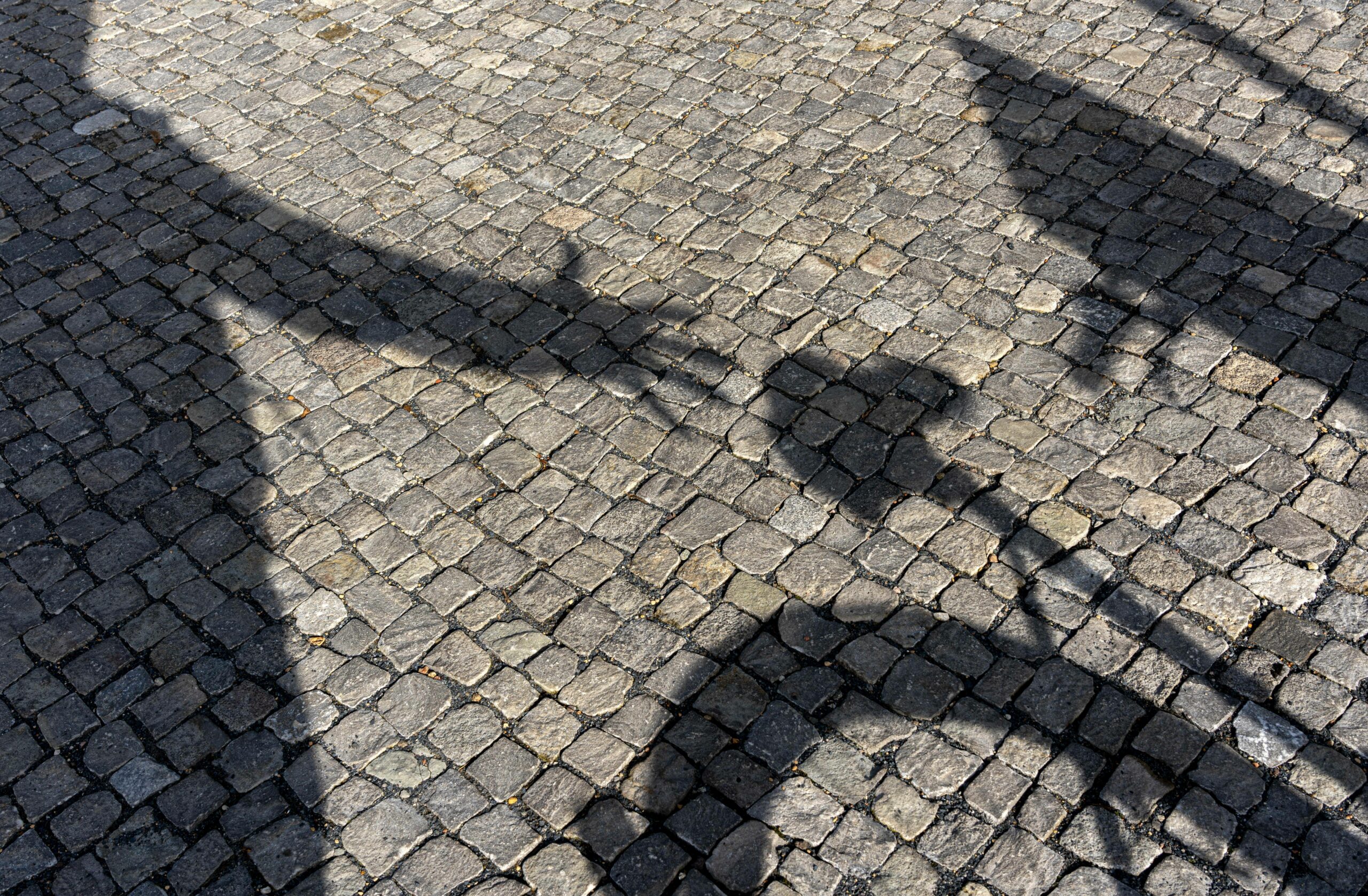Der Schatten einer Hand greift nach einem Fahrrad