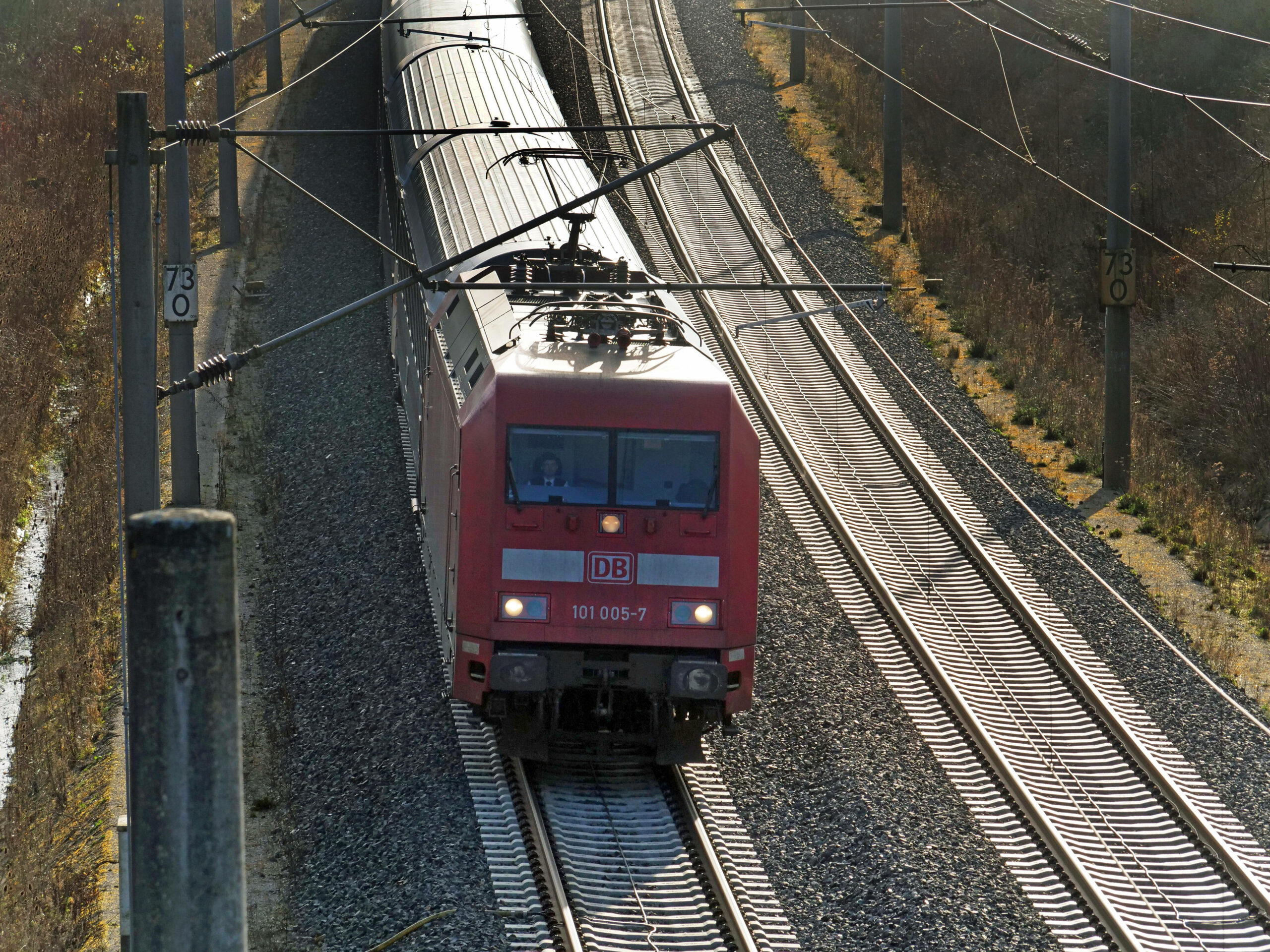 Bahnstrecke mit deutschem DB- ICE Zug (Symbolbild).