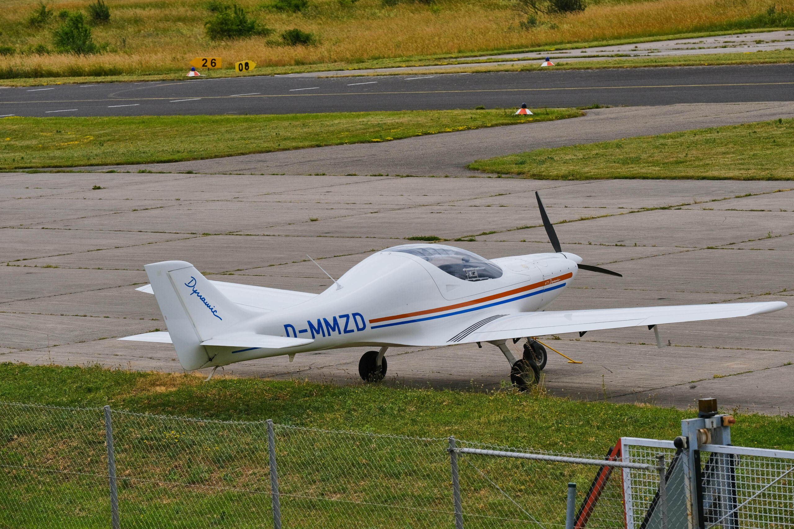 Ein Ultraleichtflugzeug steht auf einem Flugplatz. (Symbolbild)