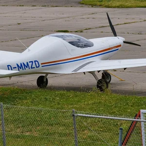 Ein Ultraleichtflugzeug steht auf einem Flugplatz. (Symbolbild)