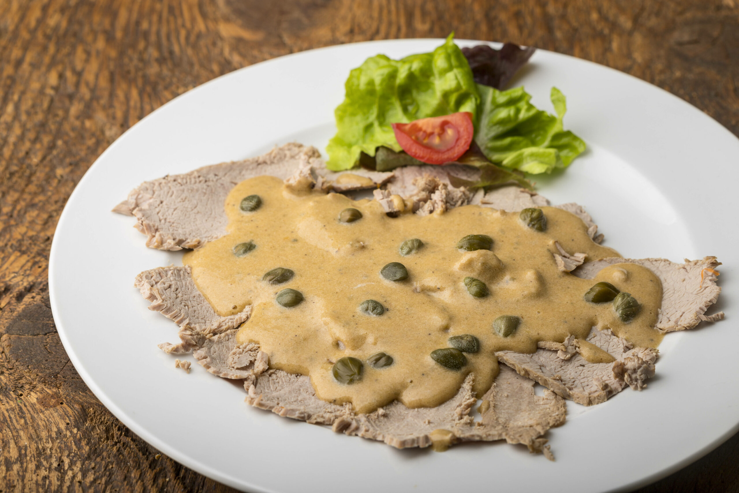 Edeka ruft Vitello Tonnato wegen einer Verunreinigung mit Listerien zurück.