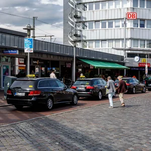 Ein ausgebüxter Vierjähriger hat am Bahnhof Neumünster für Aufregung gesorgt. (Symbolbild)