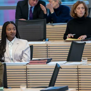 Bildungsministerin Karin Prien (CDU, r.) wird wegen einer Äußerung über Sozialministerin Aminata Touré (Grüne) Rassismus vorgeworfen.