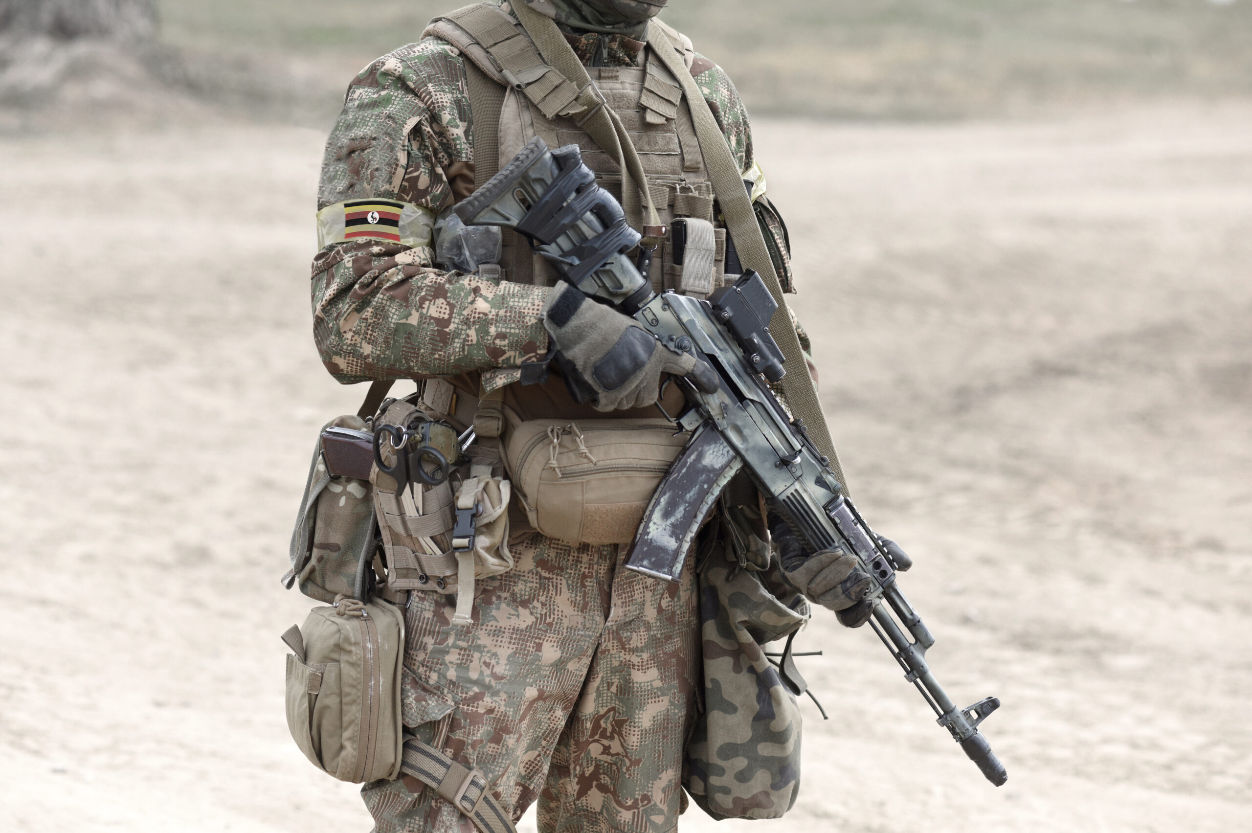 Ein Soldat mit Gewehr in der Uniform der ugandischen Armee.