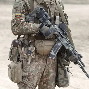 Ein Soldat mit Gewehr in der Uniform der ugandischen Armee.