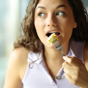 Eine junge Frau beim Essen