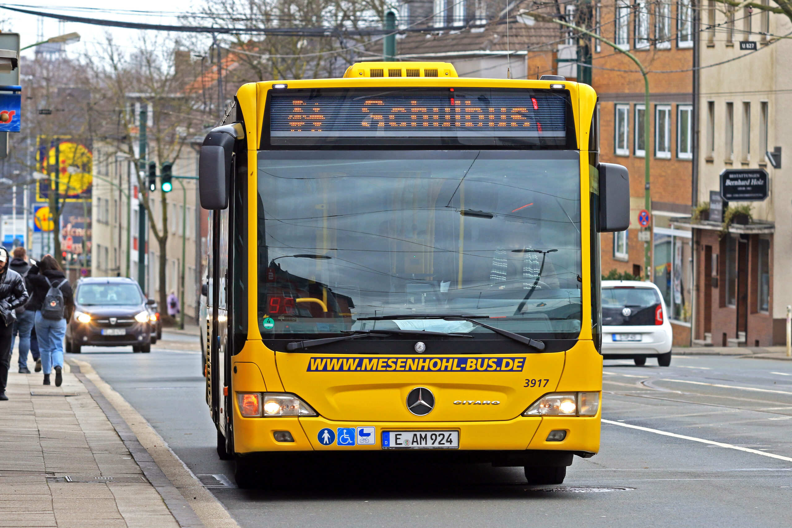 Ein Schulbus auf dem Weg zu einer Bushaltestelle. (Symbolbild)