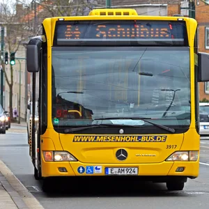 Ein Schulbus auf dem Weg zu einer Bushaltestelle. (Symbolbild)