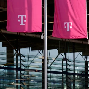 Das Telekom-Logo ist auf Fahnen zu sehen