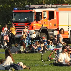 Ein Einsatzwagen der Feuerwehr Hamburg steht mit Blaulicht an der Stadtparkwiese.