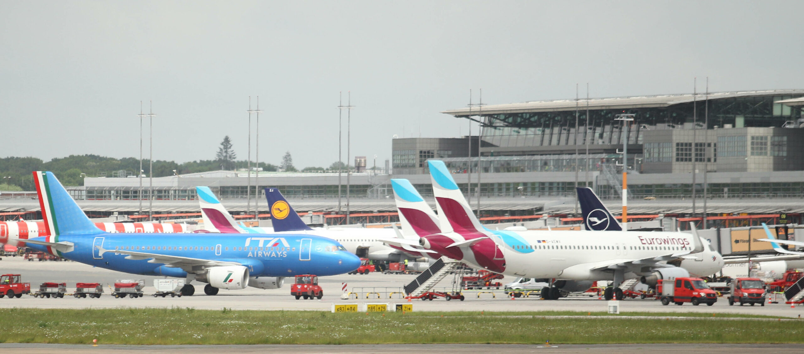 Flugzeuge verschiedener Fluggesellschaften stehen am Flughafen Hamburg. (Symbolbild)